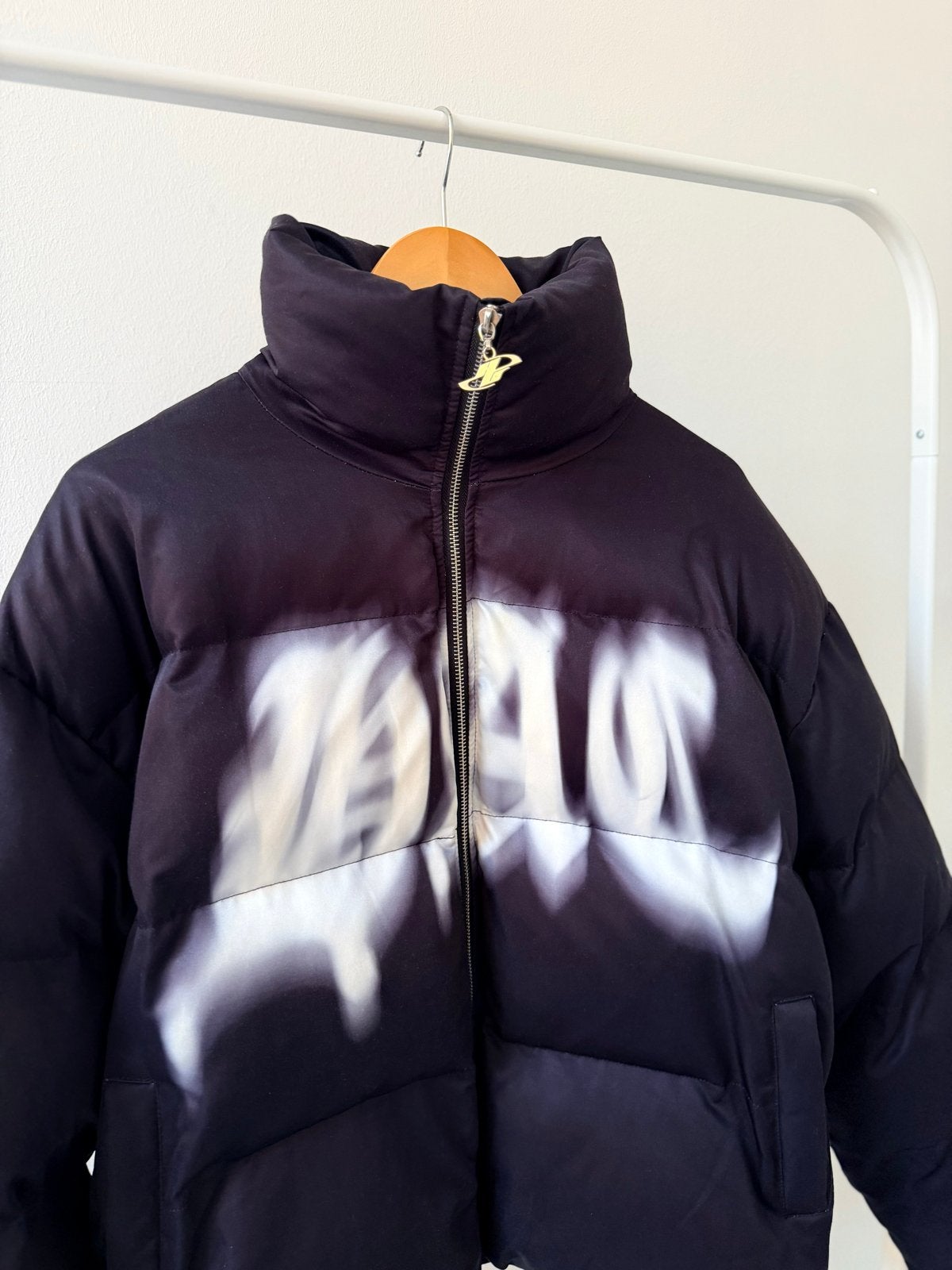 HARSH AND CRUEL Graffiti Puffer Jacket - Maat L, Ophalen of Verzenden, Zo goed als nieuw, Maat 52/54 (L), Zwart