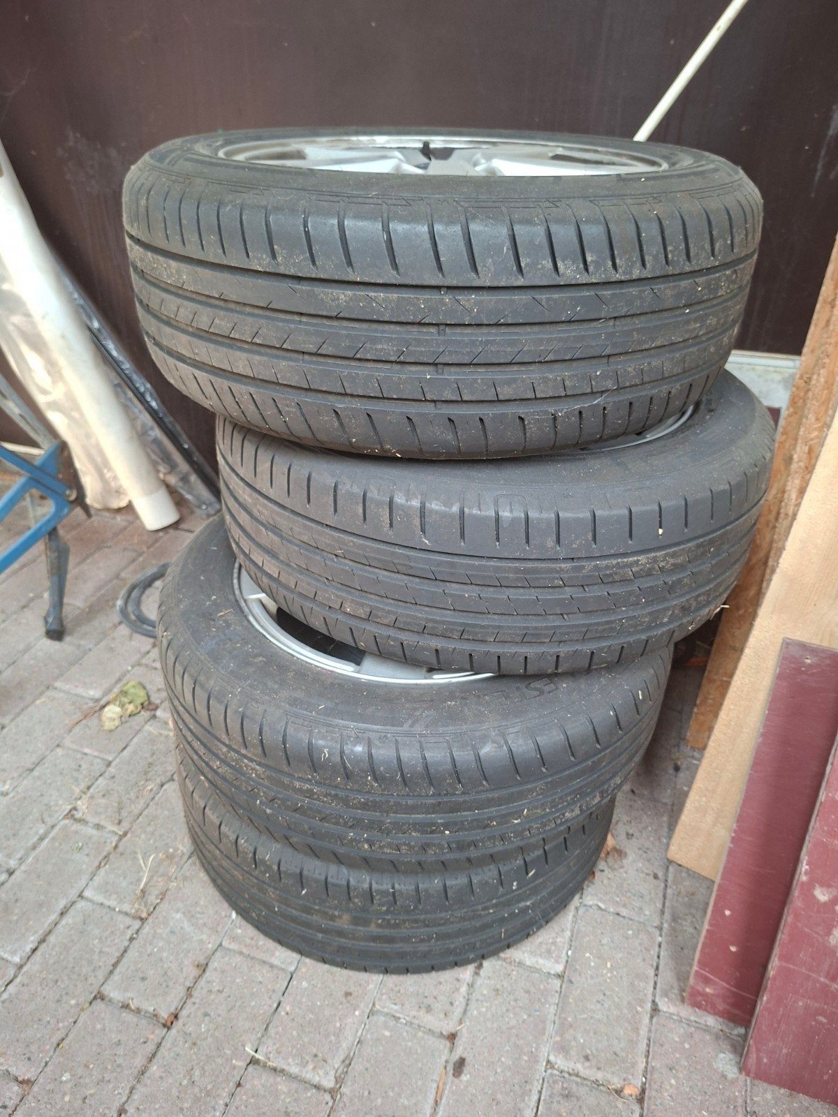 4 originele volvo v40 banden + velgen, Ophalen
