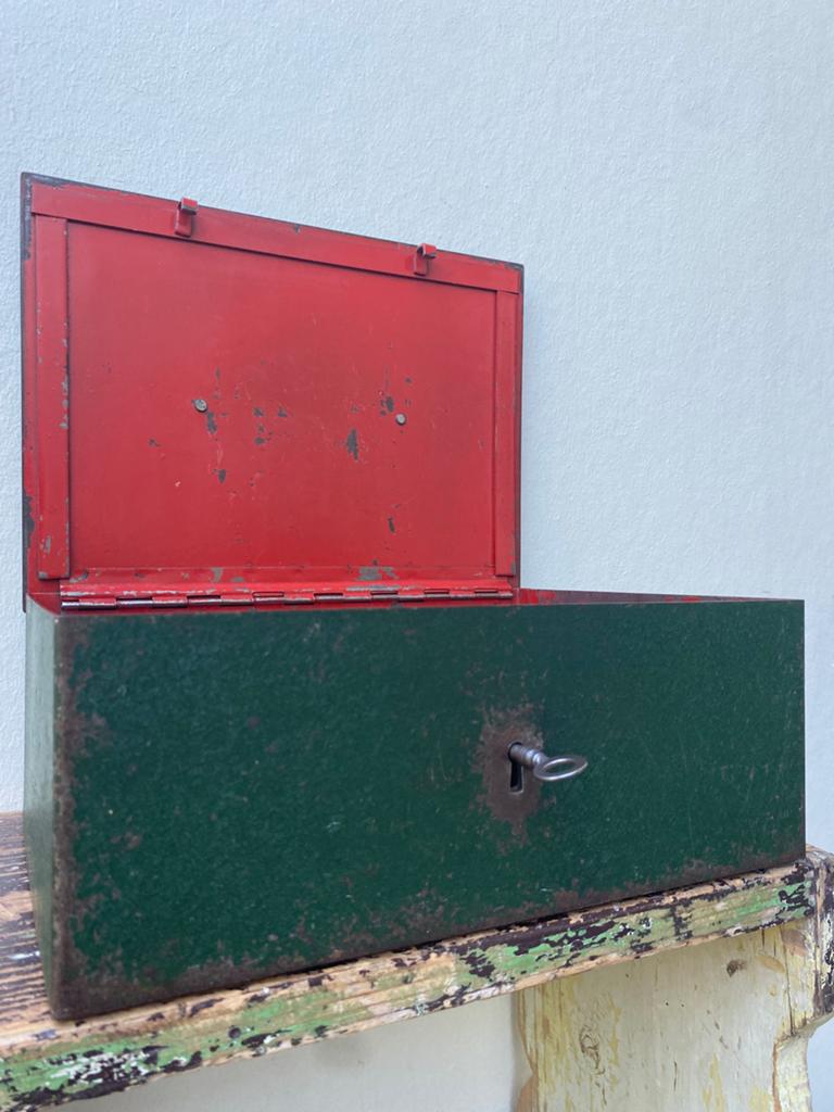 Vintage metalen geldkist - Inclusief sleutel!, Verzamelen, Spaarpotten, Ophalen of Verzenden, Gebruikt, Metaal of Blik, Overige thema's