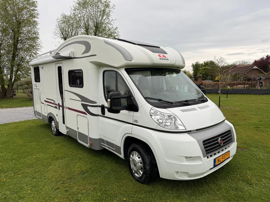Adria Matrix M680sp , nw distributie en apk!,  IZGST.  !, Caravans en Kamperen, Campers, Koelkast, Ringverwarming, Fiat, 6 tot 7 meter