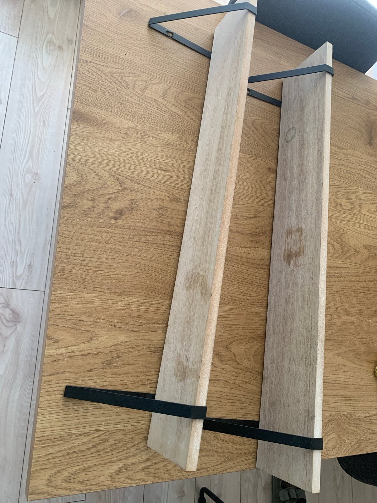 Twee houten plankjes met zwart metalen frame, Ophalen, Gebruikt