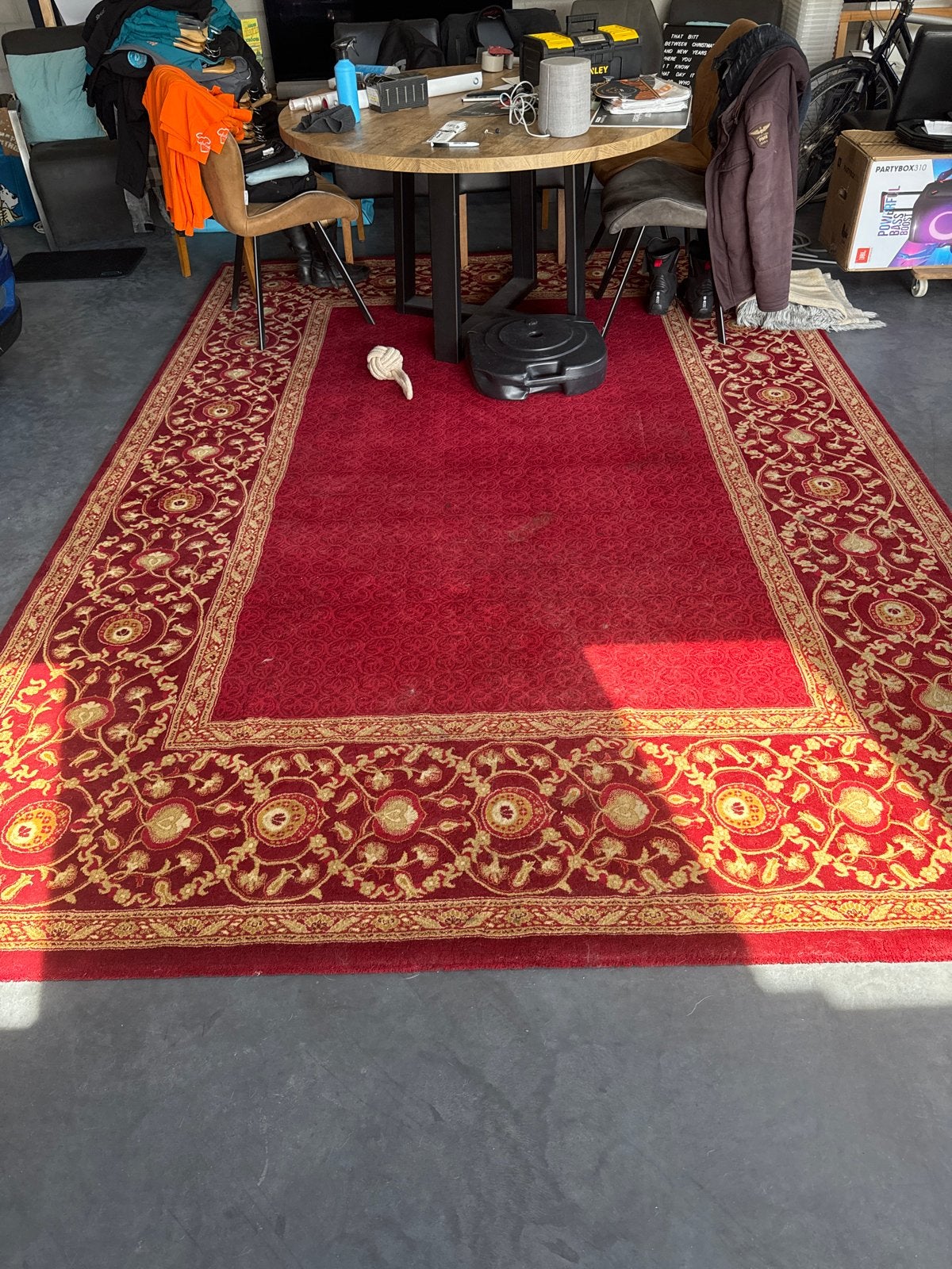 Groot rood vloerkleed 350x250cm met goudkleurig patroon, Ophalen, Gebruikt, 200 cm of meer, 200 cm of meer