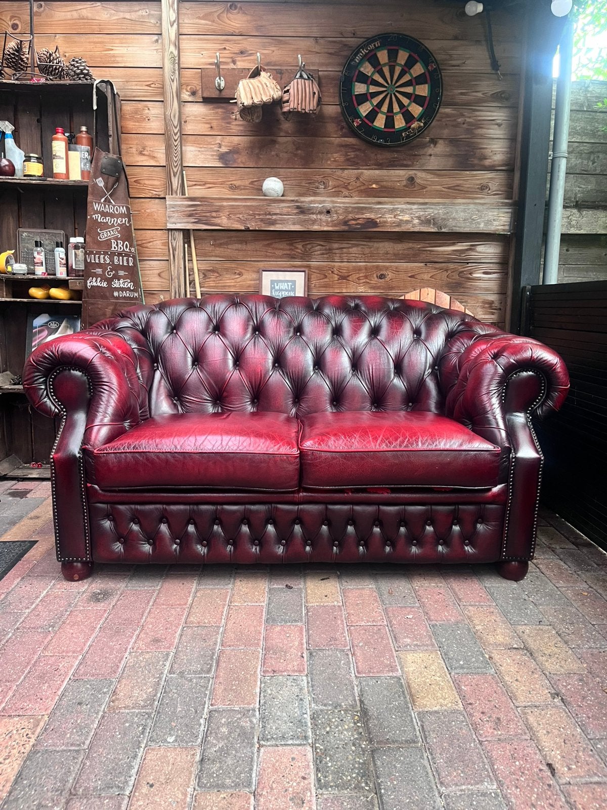 Chesterfield 2 zits in Oxblood red, Huis en Inrichting, Fauteuils, Ophalen of Verzenden, Zo goed als nieuw, Leer, 75 tot 100 cm
