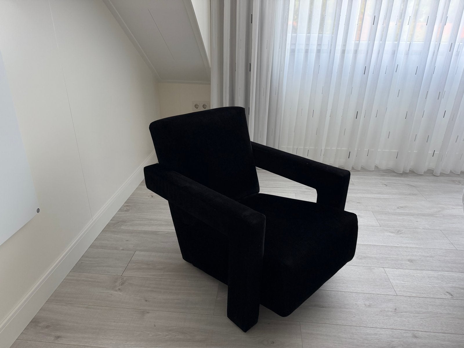 Cassina Utrecht fauteuil van Gerrit Rietveld - Zwart ribstof, Huis en Inrichting, Stoelen, Ophalen, Zwart, Zo goed als nieuw, Eén