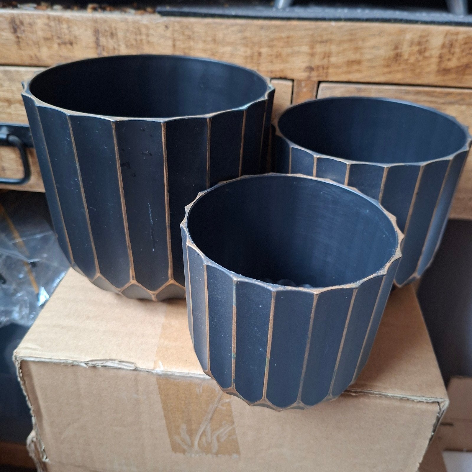 Nieuw setje van 3 zwart met gouden bloempotten, Ophalen, Kunststof, Minder dan 30 cm, Rond