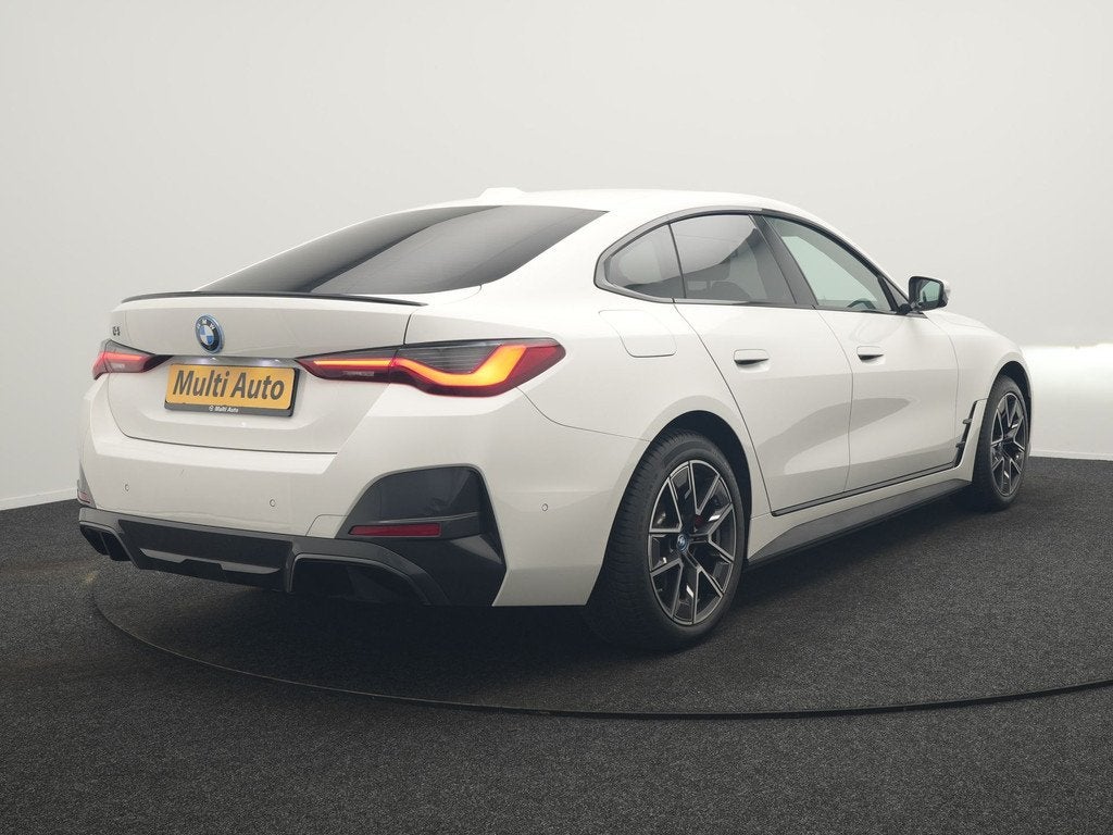 BMW i4 eDrive35 M Sport PRO 70 kWh 286pk Dealer O.H | Trekha, Auto's, BMW, Achterwielaandrijving, Gebruikt, Zwart, Wit