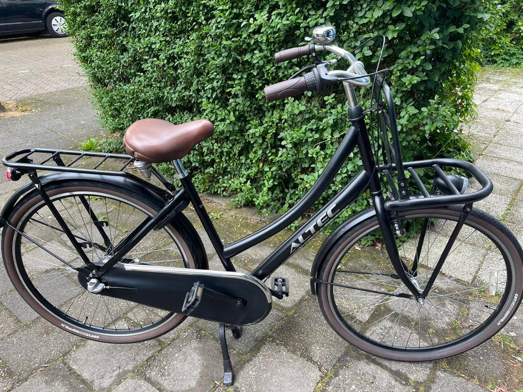Damesfiets Altec Dutch van 28 inch met 3 versnellingen., Ophalen, Terugtraprem, Versnellingen, Zo goed als nieuw