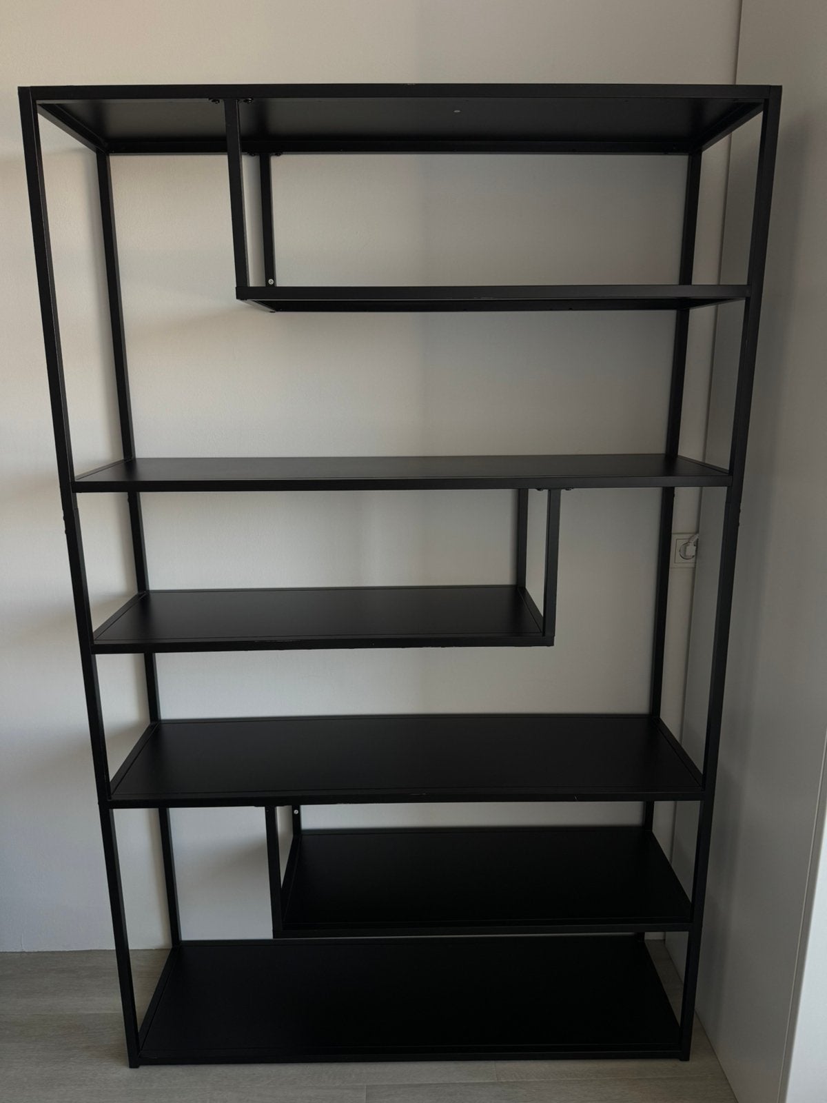 Zwarte vakkenkast met metalen frame – ca. 135 x 187 cm, Huis en Inrichting, Ophalen, Zo goed als nieuw