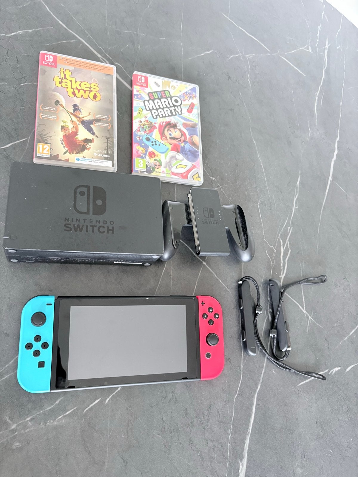 Nintendo Switch met 2 games en lader, Spelcomputers en Games, Met games, Met 2 controllers, Ophalen of Verzenden, Zo goed als nieuw