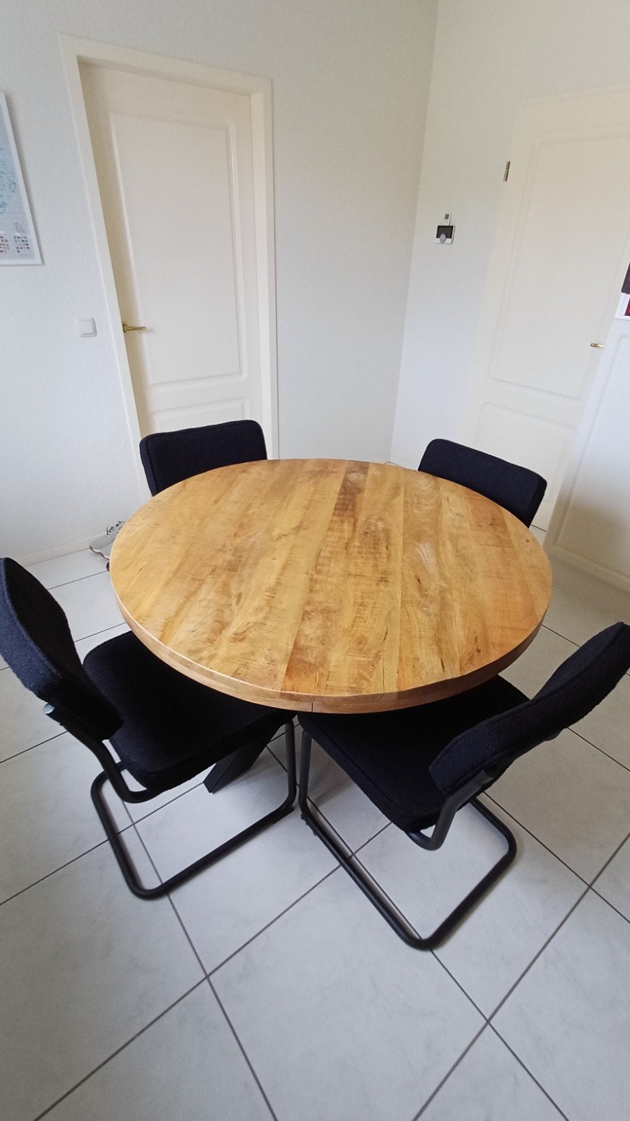 Ronde tafel 1,15 m.5,5 cm dik mango houten blad, Ophalen, Zo goed als nieuw, 4 tot 6 stoelen