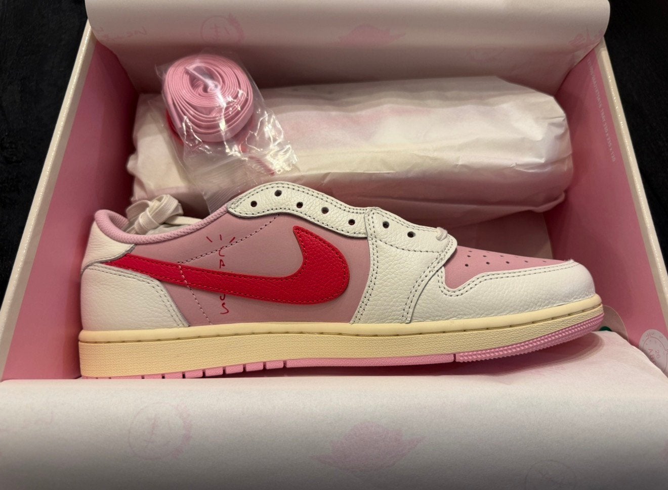 Nike Air Jordan 1 Low x Travis Scott ‘Tropical Pink’ – EU 45, Overige kleuren, Nieuw, Ophalen of Verzenden, Sneakers of Gympen