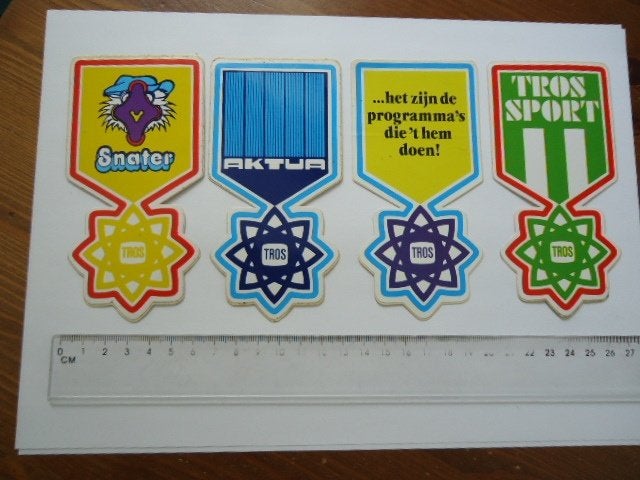 sticker oud TROS TV jaren 70 sport Aktua vintage televisie, Verzenden, Zo goed als nieuw, Bedrijf of Vereniging