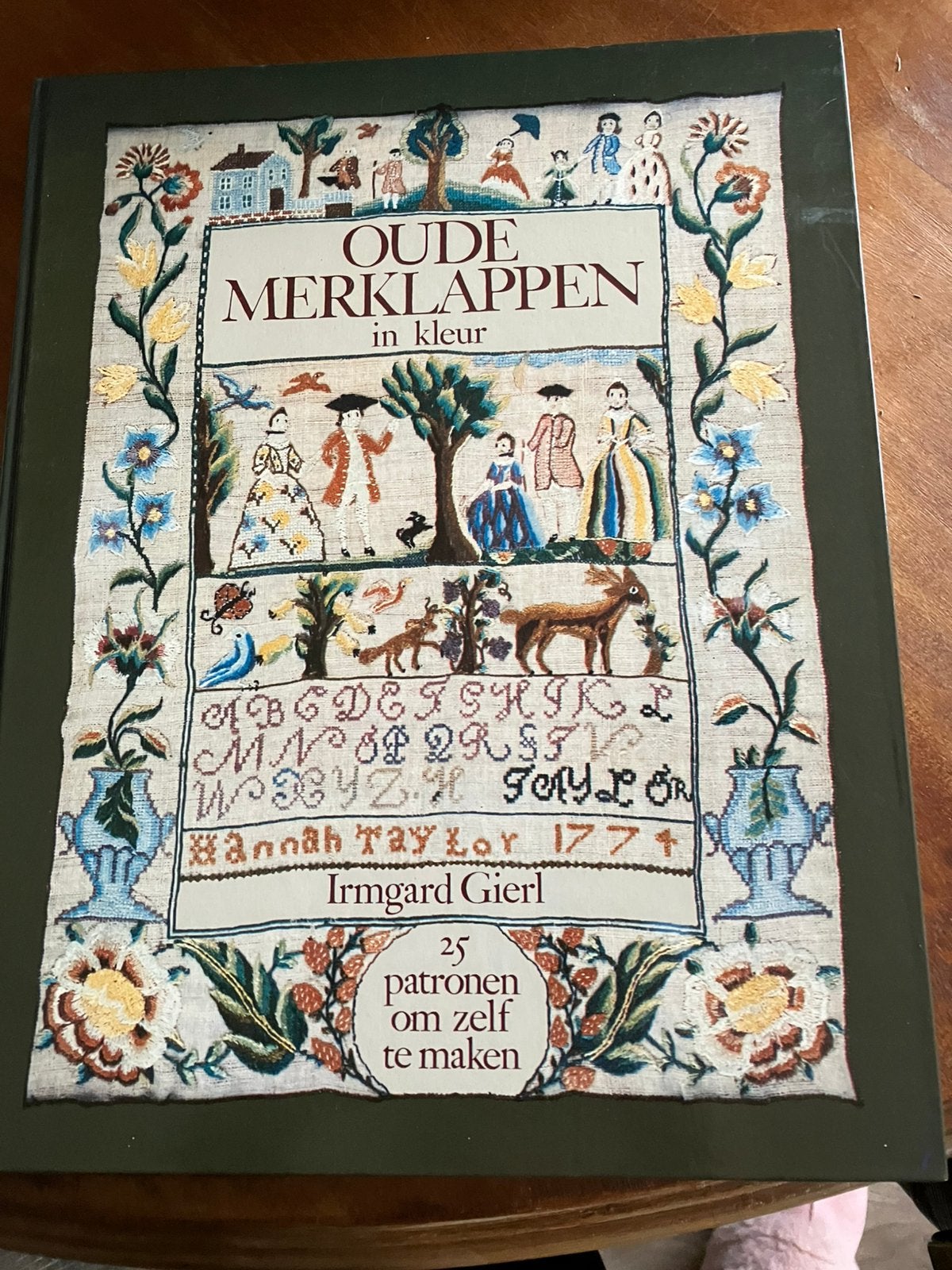 Oude merklappen in kleur (  25 patr om zelf te maken, Ophalen of Verzenden, Zo goed als nieuw, Handborduren, Patroon