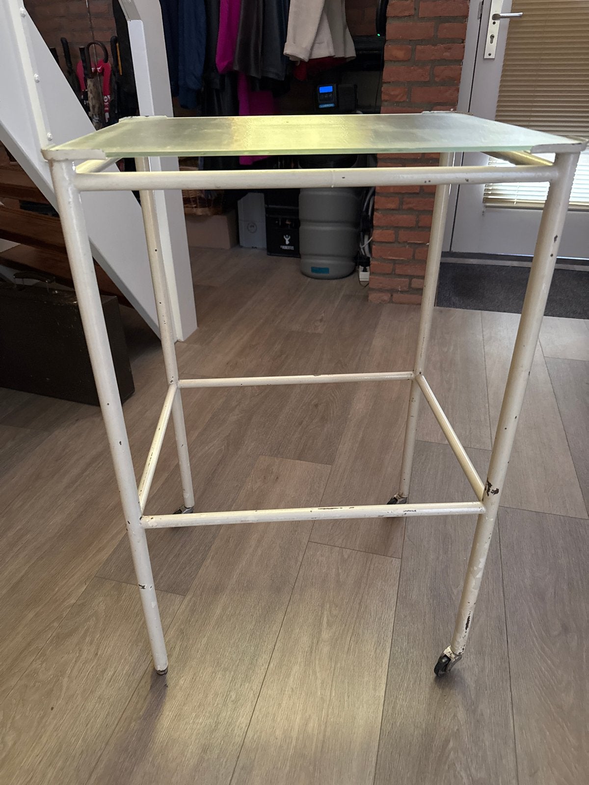 Vintage bijzettafel op wieltjes met glazen blad, Huis en Inrichting, Tafels | Bijzettafels, Ophalen, Minder dan 55 cm, Gebruikt