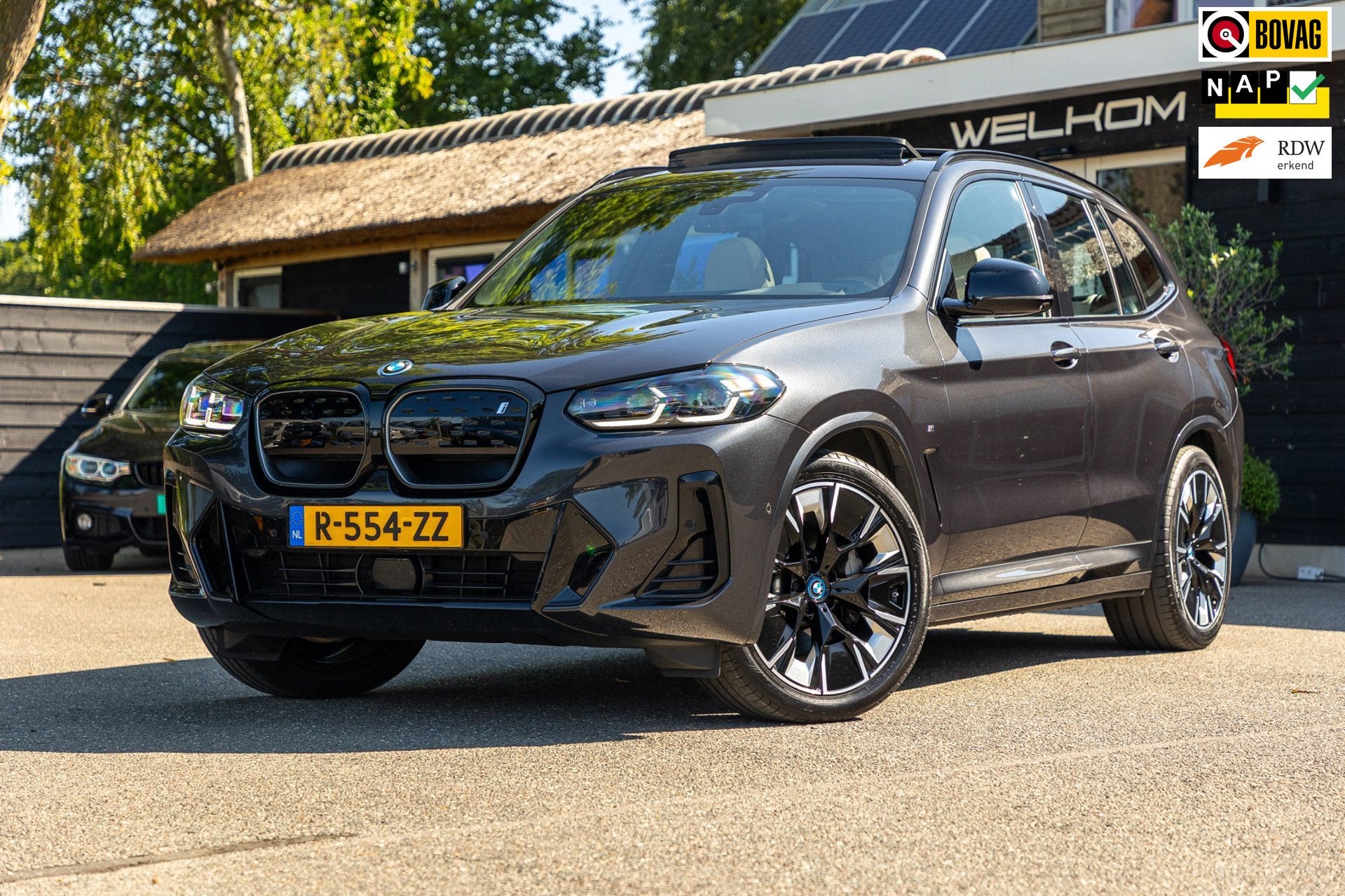 BMW IX3 High Executive 80 kWh Soh 99% I M Pakket I Panoramad, Auto's, Achterwielaandrijving, Gebruikt, 80 kWh, 1333 min