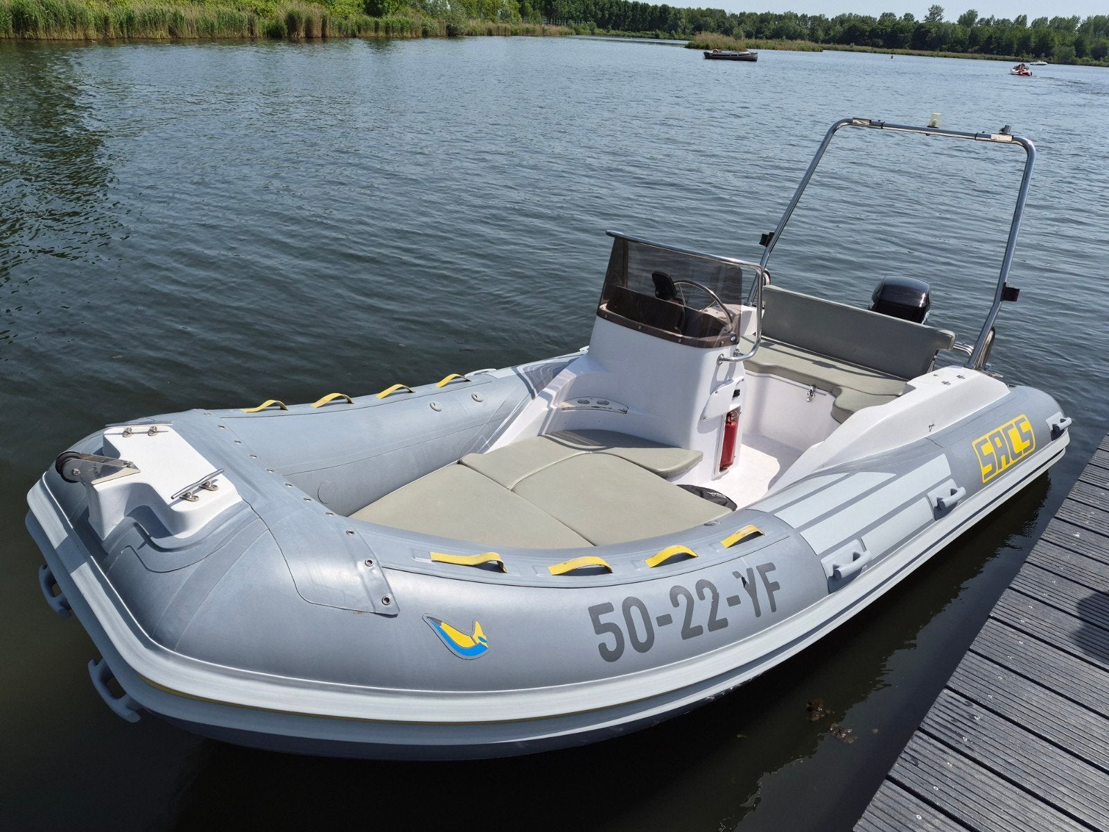 Zeer mooie Sacs 475 met 60 pk 4takt Injectie. Geremde pega, Watersport en Boten, Rubberboten, Ophalen of Verzenden, Zonnedek, Brig