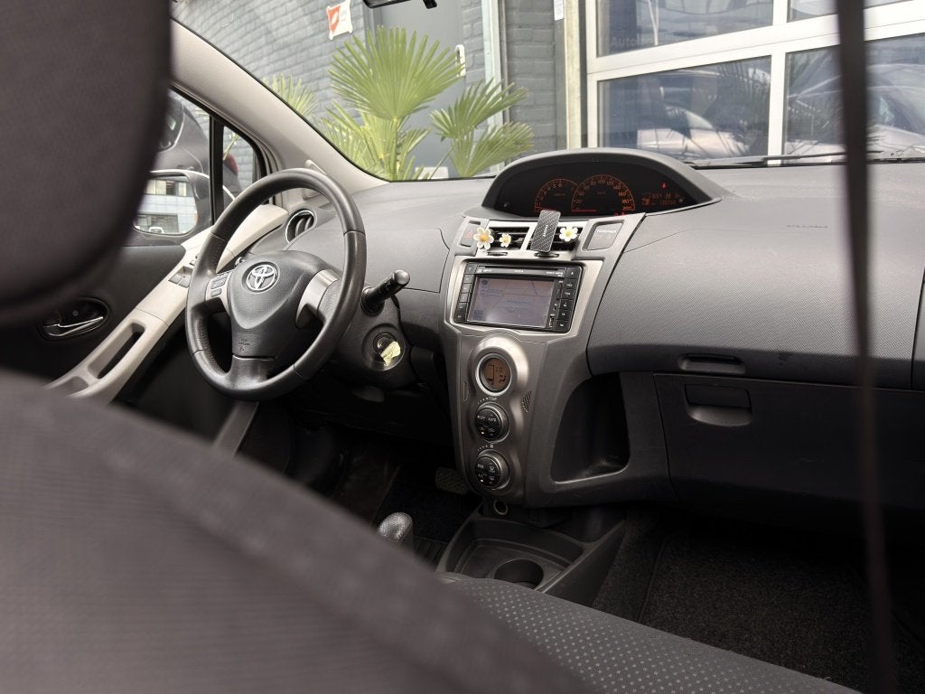 Toyota Yaris 1.3 VVTi Aspiration Automaat Navi PDC! Inruil m, Auto's, Toyota, 4 cilinders, Wit, Bedrijf, 550 kg