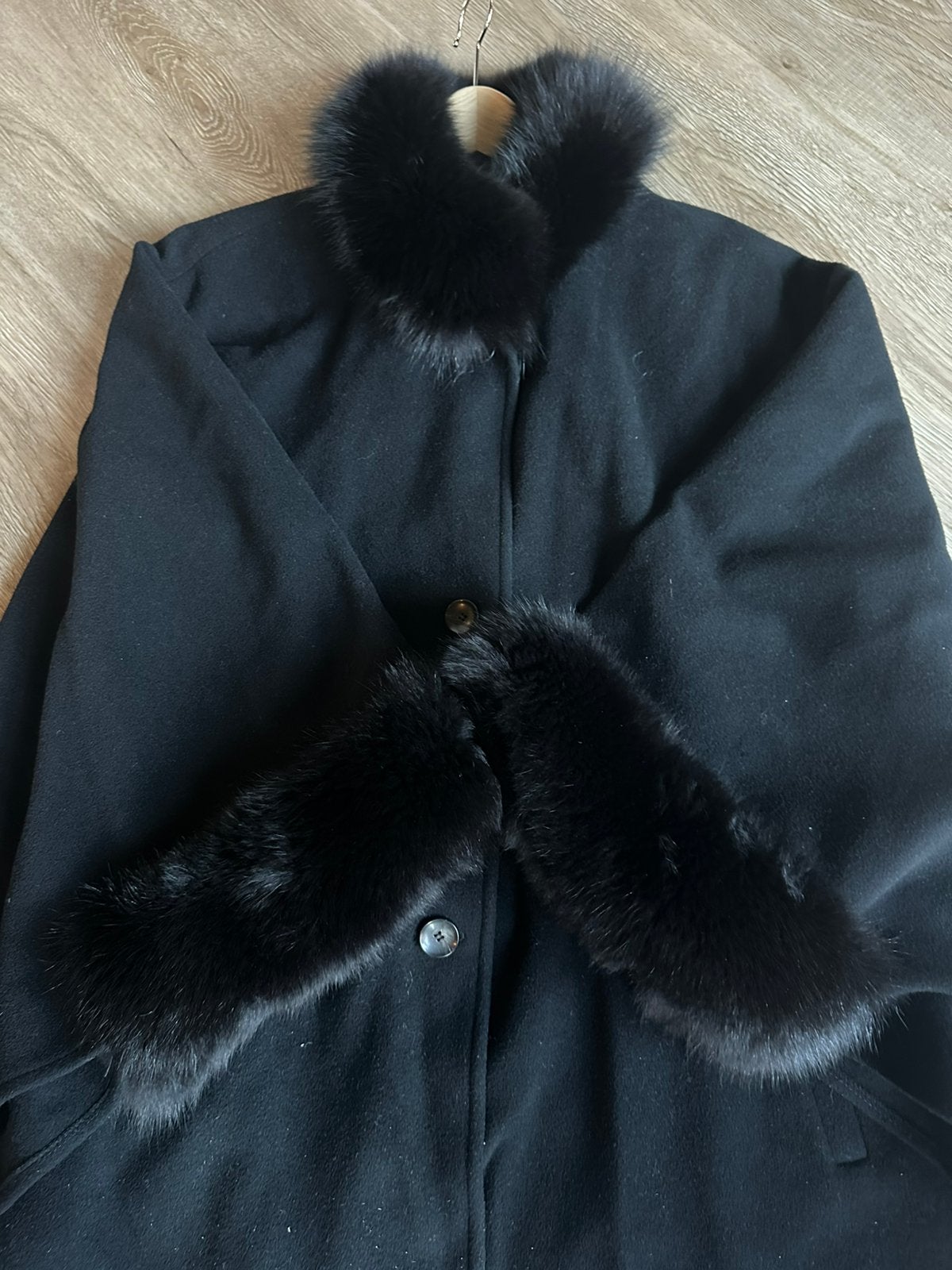 Zwarte cape met echt bont – stijlvolle mantel, Ophalen of Verzenden, Zo goed als nieuw, Maat 42/44 (L), Zwart