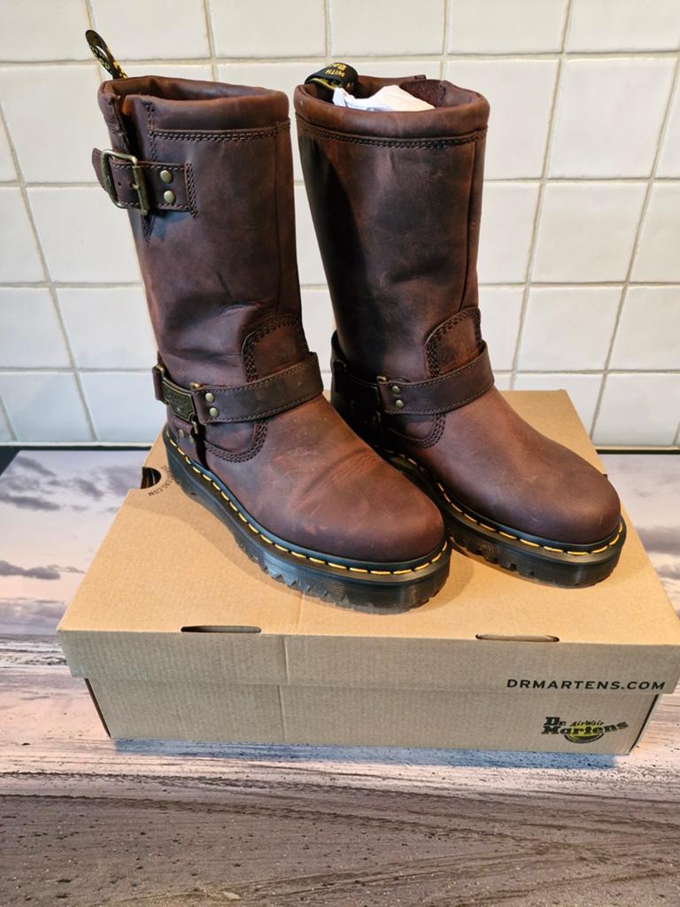 Dr. Martens Anistone Hi maat 38 Dark brown NIEUW in doos, Bruin, Lage of Enkellaarzen, Nieuw, Ophalen of Verzenden