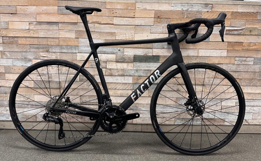 Factor O2 Carbon matt/ prism 58cm 2025