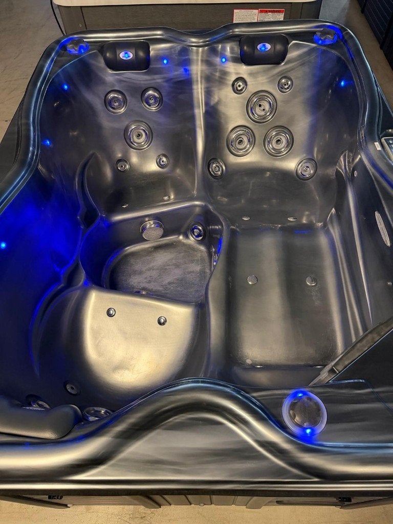 Luxe Jacuzzi 2/3 persoons zwart marble – 2 zitplaatsen, Ophalen, Zo goed als nieuw, Afdekzeil, Vast
