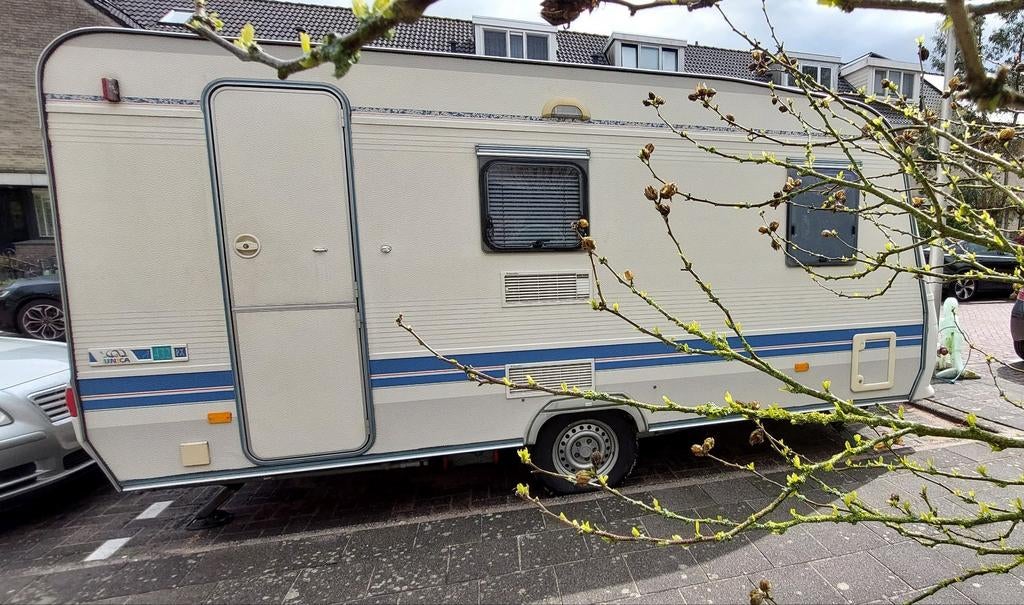 Adria caravan 432px (bj 2002), Caravans en Kamperen, Frans bed, Treinzit, 750 - 1000 kg, Particulier