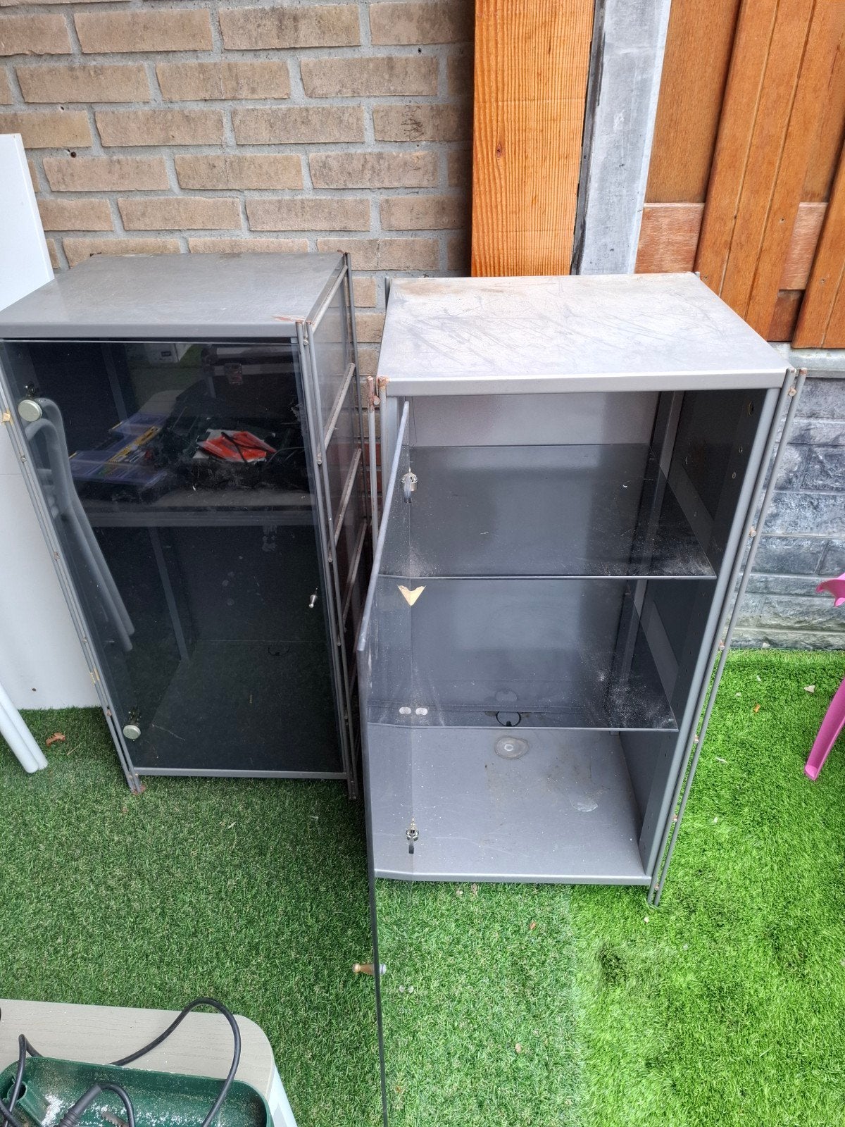 Set van 2 metalen vitrinekasten met glazen deuren, Ophalen, 100 tot 150 cm, 50 tot 100 cm, Glas