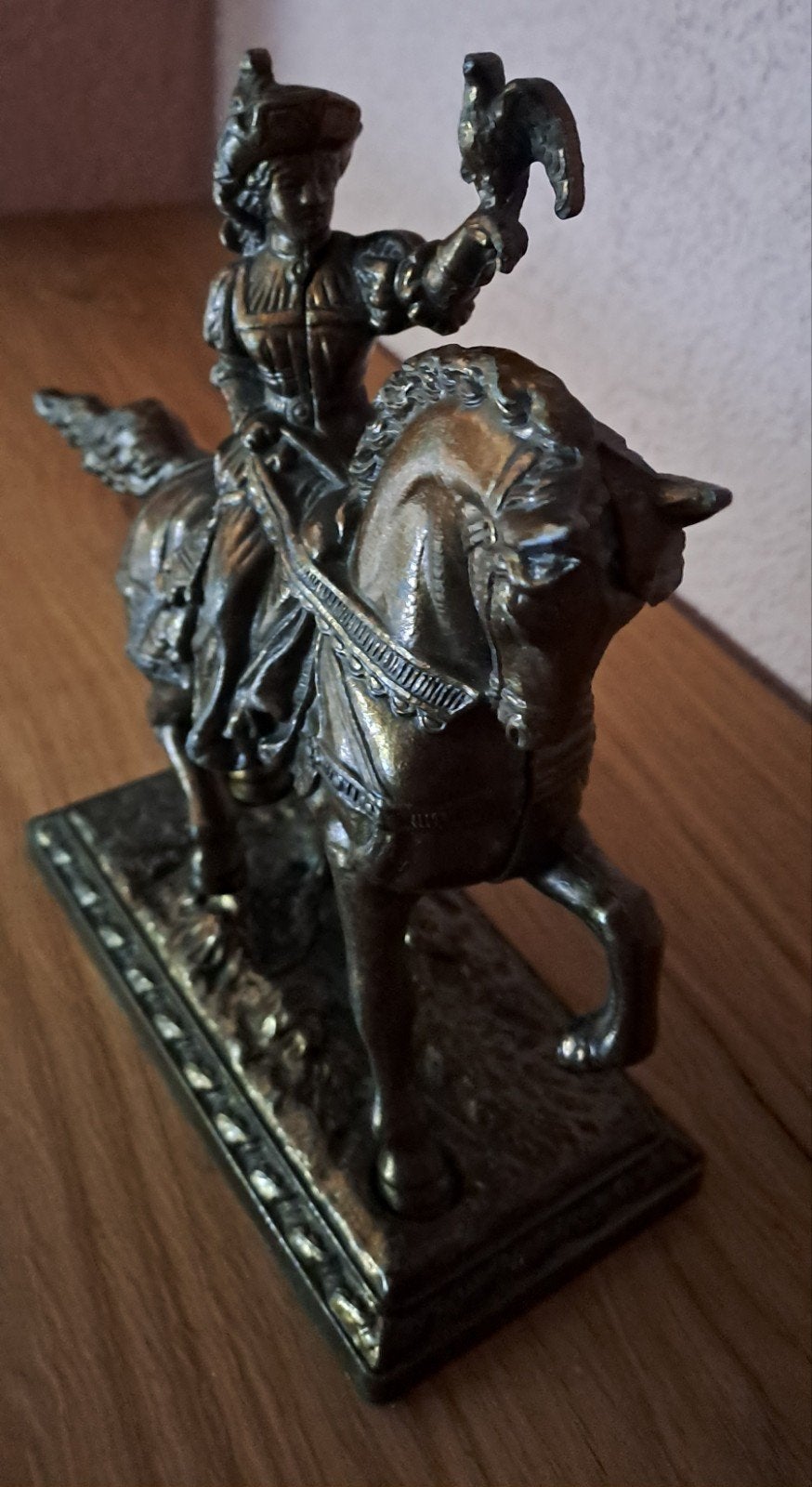 Vrouwelijke valkenier ruiter met valk op paard, Minder dan 20 cm, Ophalen of Verzenden, Gepatineerd, Beeld