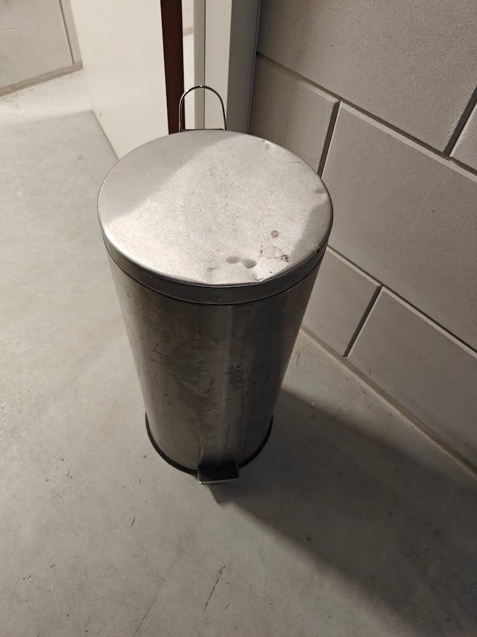 Trash Bin, 40 liter of meer, Ophalen, Gebruikt, Kunststof