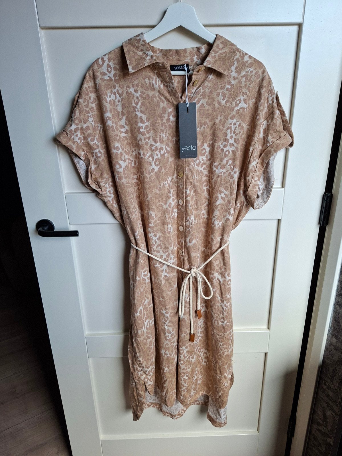 Yesta Essential Jurk met Luipaardprint - Nieuw met kaartjes, Beige, Maat 46/48 (XL) of groter, Ophalen of Verzenden, Boven de knie