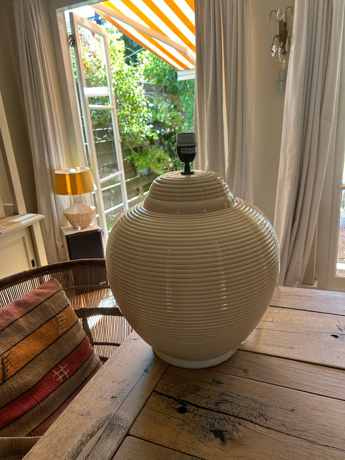 Geribbelde vaaslamp met craquelé in honing gember kleur, Huis en Inrichting, Lampen | Tafellampen, Ophalen, Zo goed als nieuw