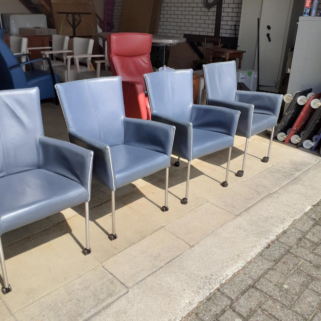 4 leren stoelen met rvs poten,op wieltjes,blauw., Gebruikt, Blauw, Ophalen of Verzenden, Vijf, Zes of meer stoelen