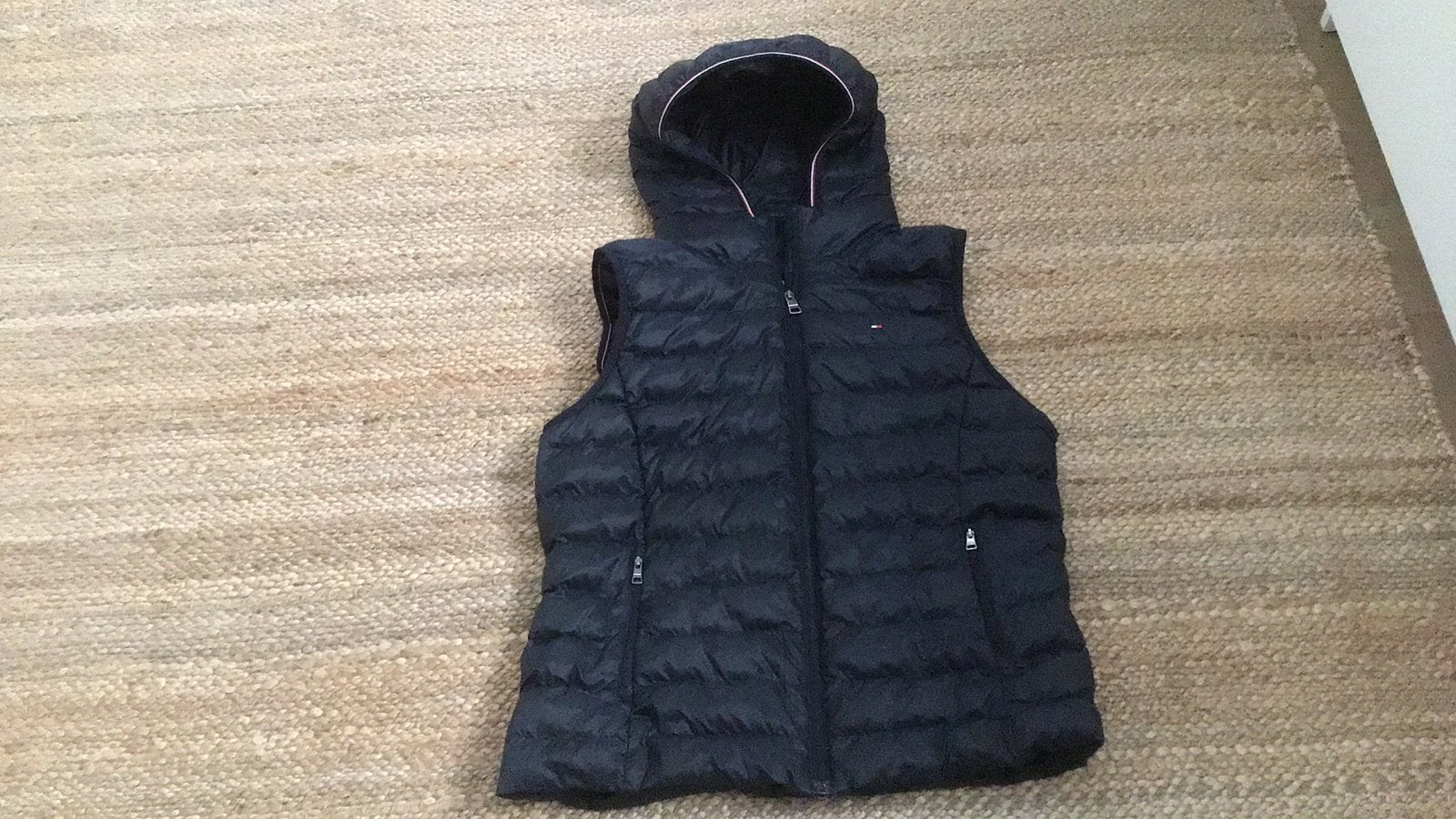Tommy hilfinger heel donkerblauwe bodywarmer maat L nieuw, Ophalen of Verzenden, Nieuw, Maat 42/44 (L), Blauw