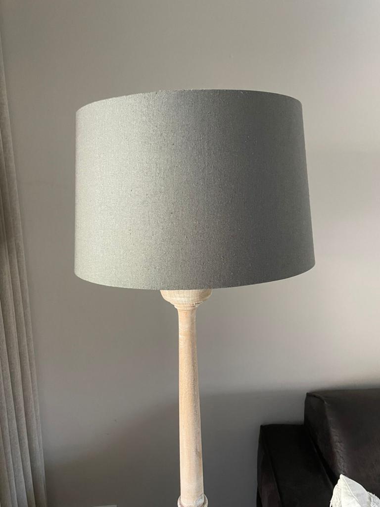 Mooie staande lamp Maison Manon met grijze kap - 1.60m hoog, Ophalen, Gebruikt, Hout, 150 tot 200 cm