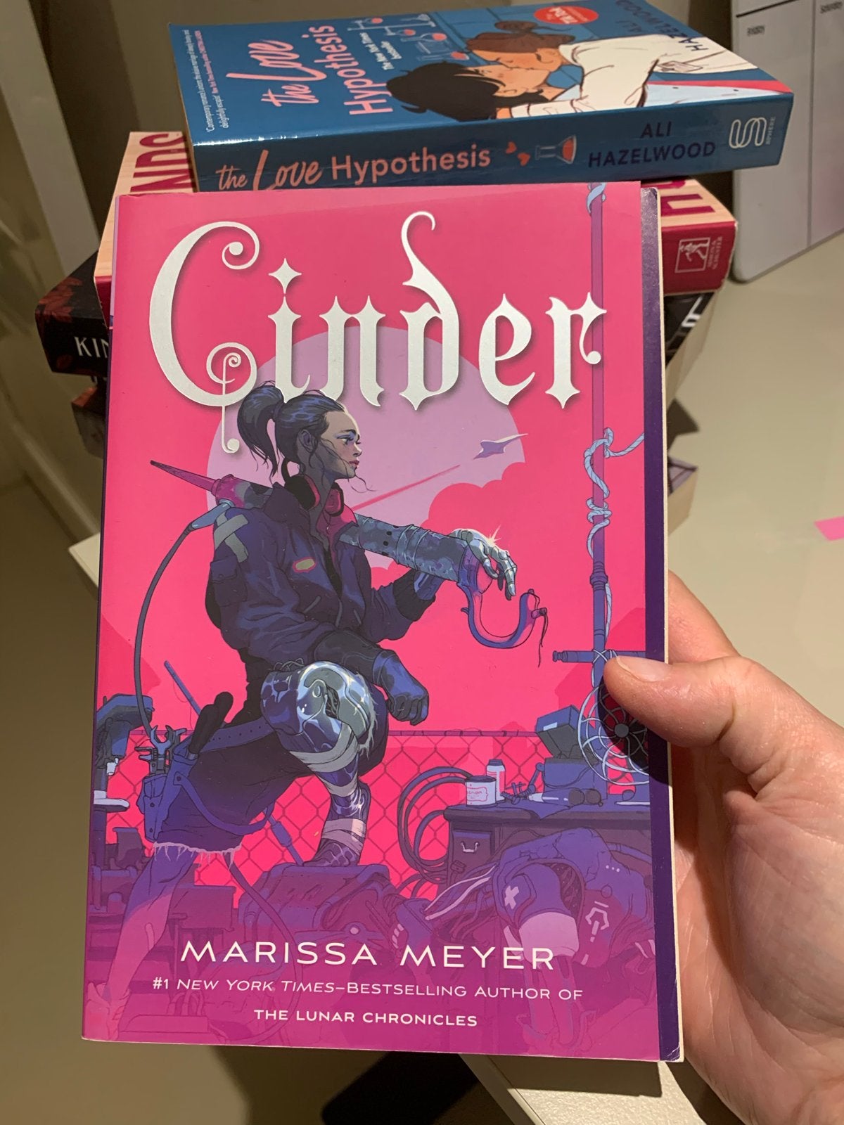 Cinder - The Lunar Chronicles Boek door Marissa Meyer, Ophalen of Verzenden, Zo goed als nieuw