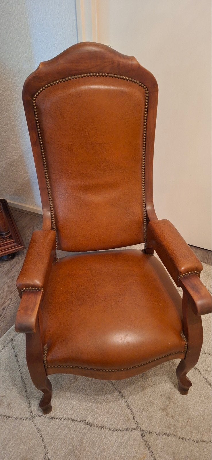 Klassieke leren fauteuil met houten frame, Ophalen