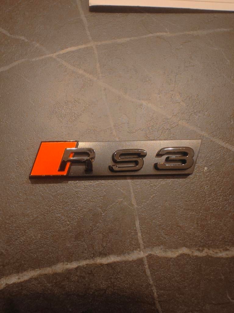 Audi RS3 logo embleem van plastic, Ophalen of Verzenden, Nieuw, Audi