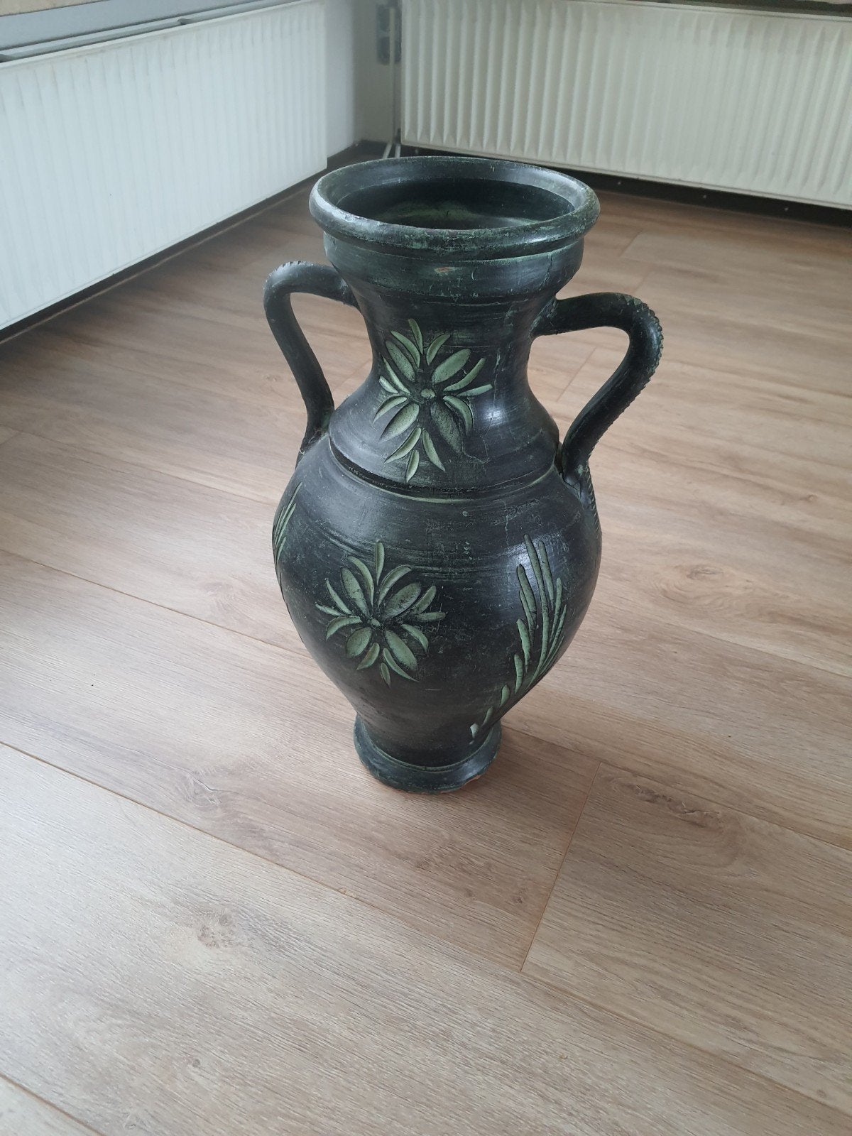 Mooie grote kruik/vaas.
Gemaakt van terracotta
Heeft wat geb, Ophalen