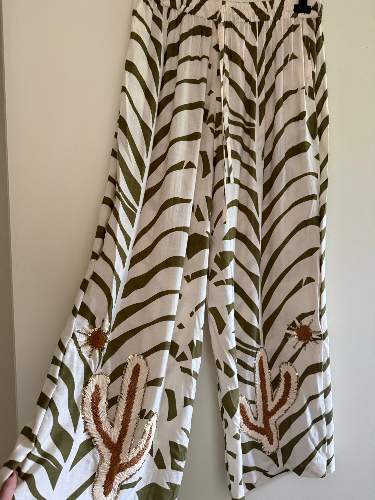 Nieuwe luchtige broek met borduursels, Maat 42/44 (L), Nieuw, Lang, Meerkleurig