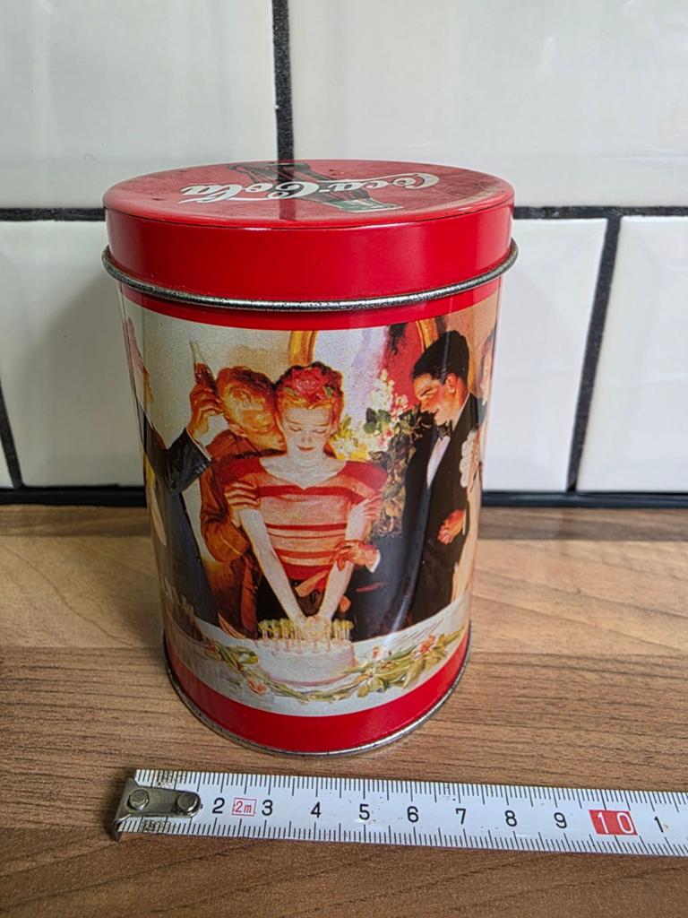 Vintage Coca-Cola Blik met Retro Afbeeldingen, Verzamelen, Ophalen of Verzenden, Gebruikt, Gebruiksvoorwerp