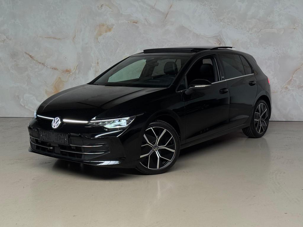 Volkswagen Golf 1.5 eTSI 50 Edition / Pano / Massage / Head-, 4 cilinders, 150 pk, Zwart, Bedrijf
