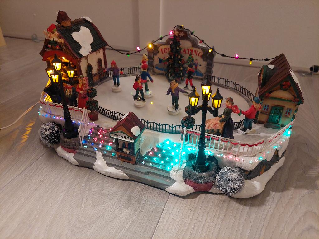 Schaatsbaan kerstdorp (bewegend met licht), Diversen, Kerst, Ophalen, Zo goed als nieuw