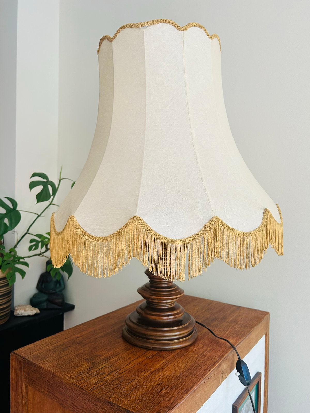 Grote vintage tafellamp met houten voet en franjes kap, Antiek en Kunst, Ophalen