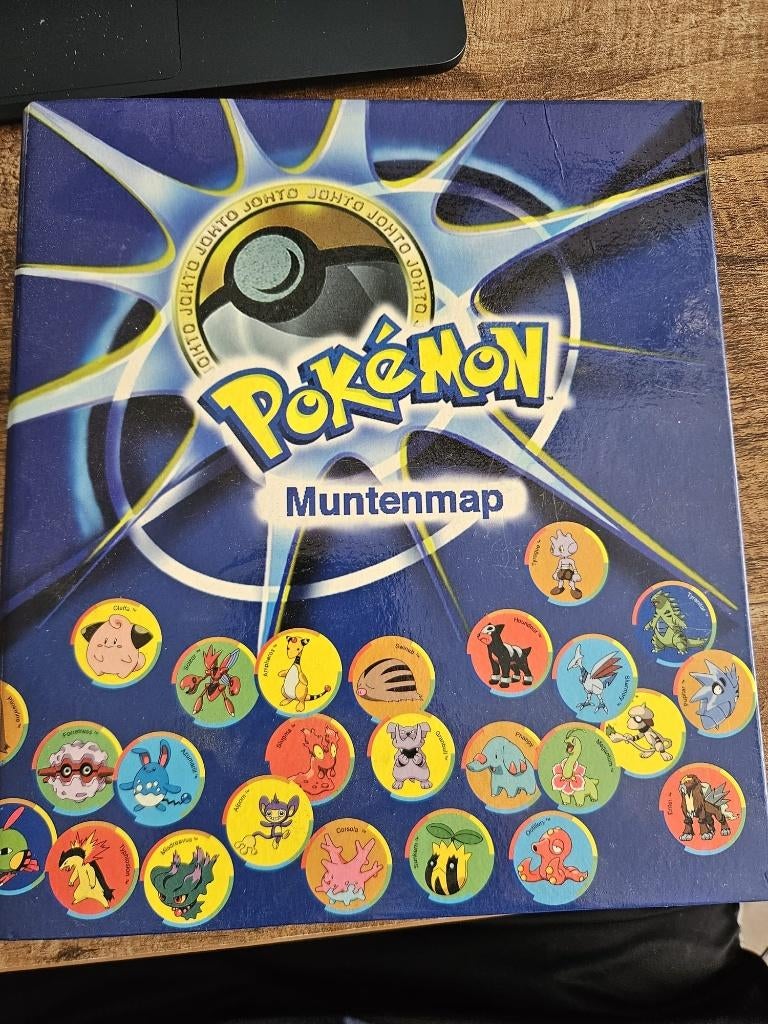 Pokemon muntenmap compleet 2001, Hobby en Vrije tijd, Verzamelkaartspellen | Pokémon, Ophalen, Gebruikt, Boek of Catalogus