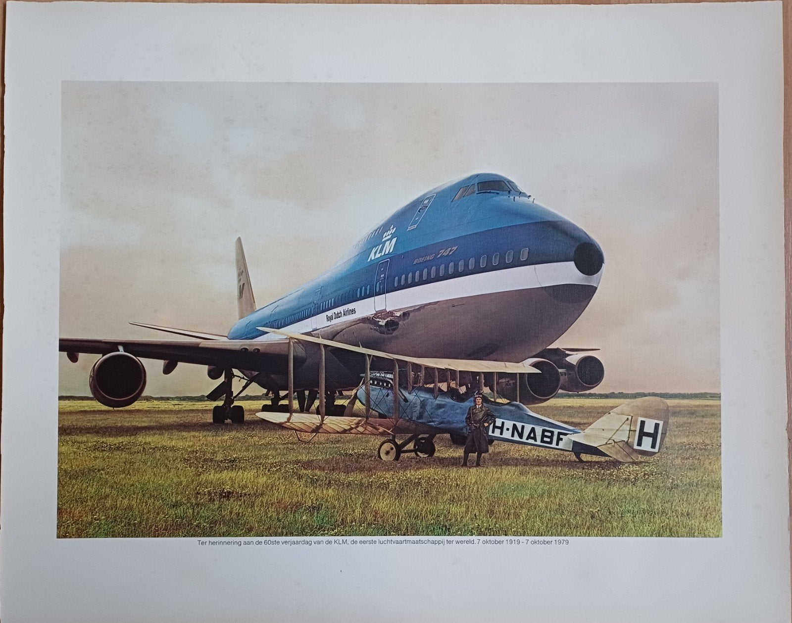 KLM 60 Jaar Jubileum Poster: Boeing 747 & Fokker F.II, Verzamelen, Ophalen of Verzenden, Gebruikt, Kaart, Foto of Prent