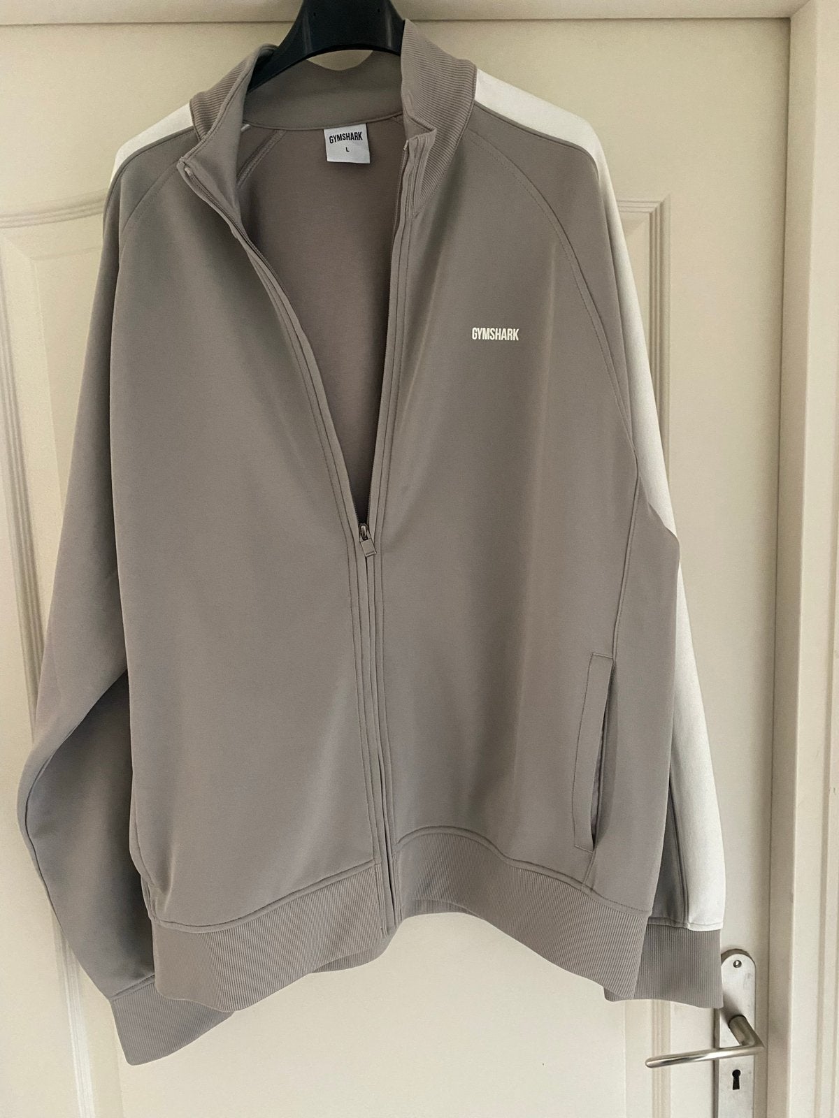 Gymshark heren joggingpak zandkleurig - broek M, jasje L, Kleding | Heren, Maat 52/54 (L), Fitness, Beige, Ophalen of Verzenden