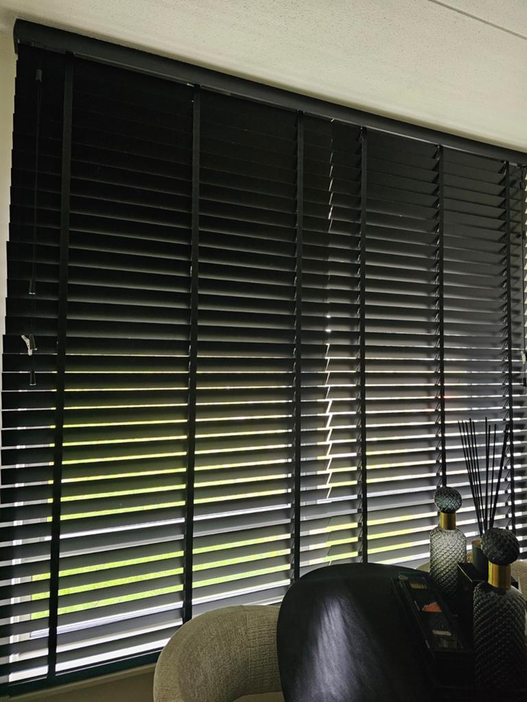 2x Zwarte Houten Jaloezieën Veneta - 117x210 cm, Ophalen of Verzenden, Zo goed als nieuw, Zwart