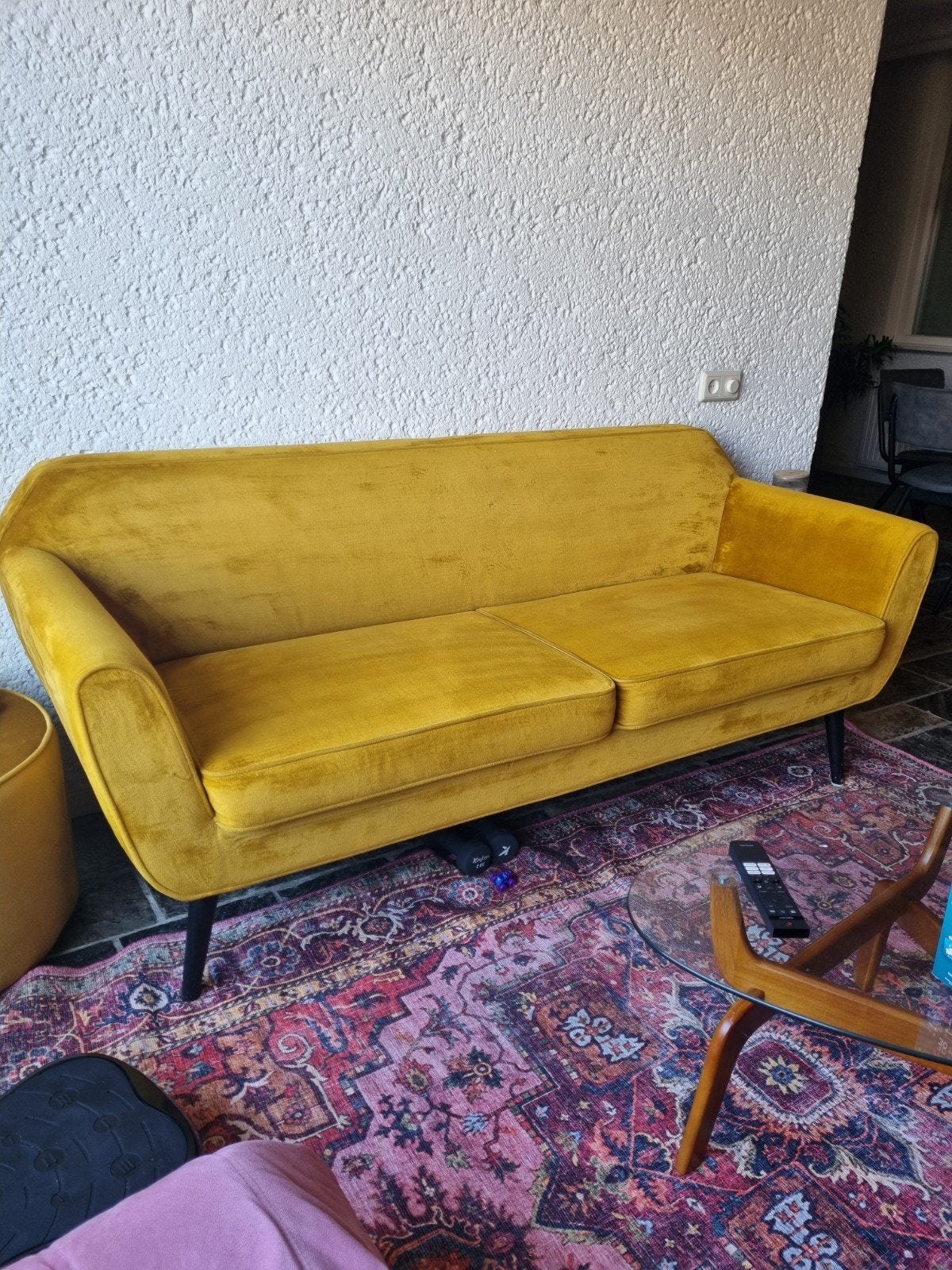 Oker velvet tweepersoonsbank - Woood, Huis en Inrichting, Ophalen, 150 tot 200 cm, Tweepersoons, 75 tot 100 cm