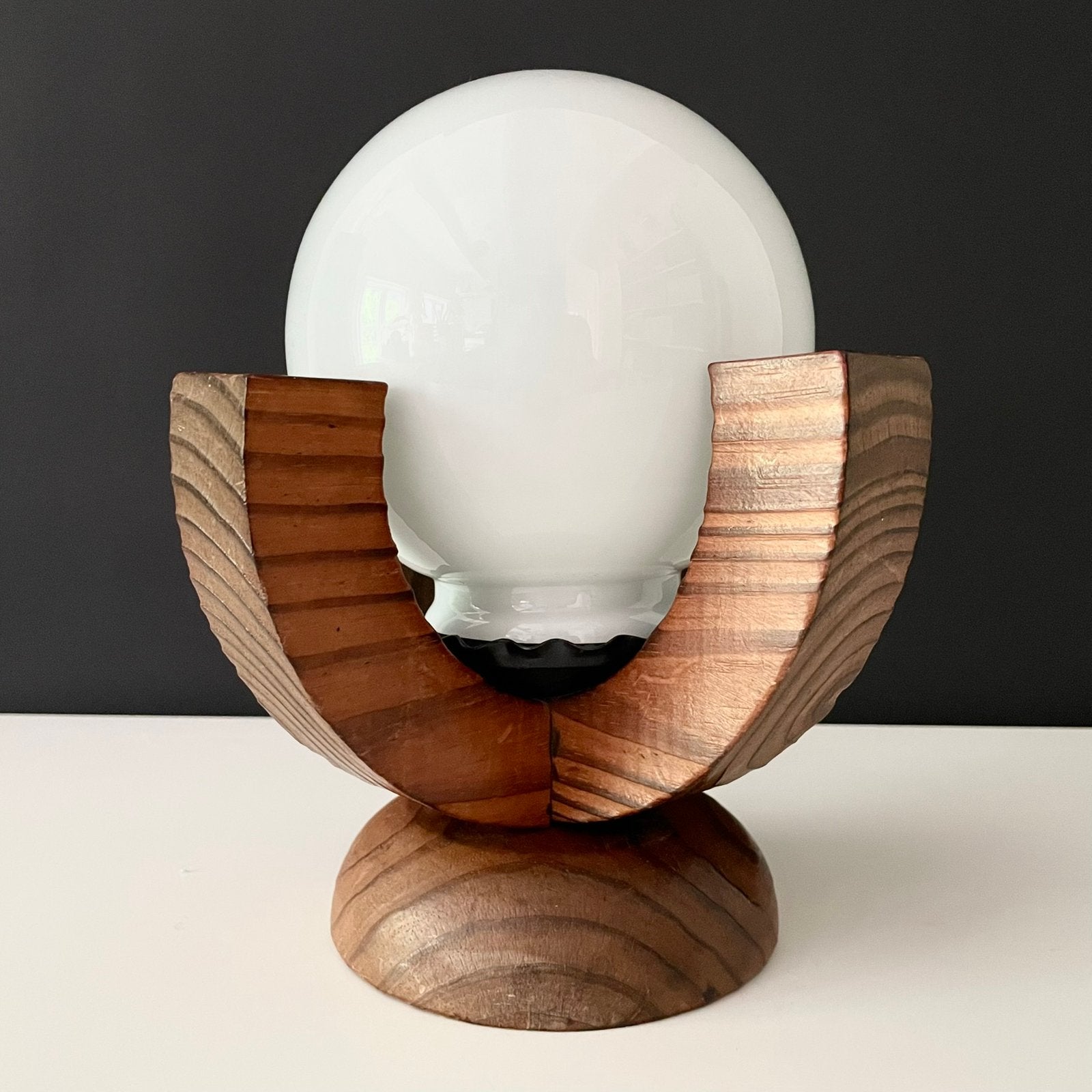 Brutalist vintage tafellamp, glazen bol, houten lampvoet’70s, Gebruikt, -, -, Glas