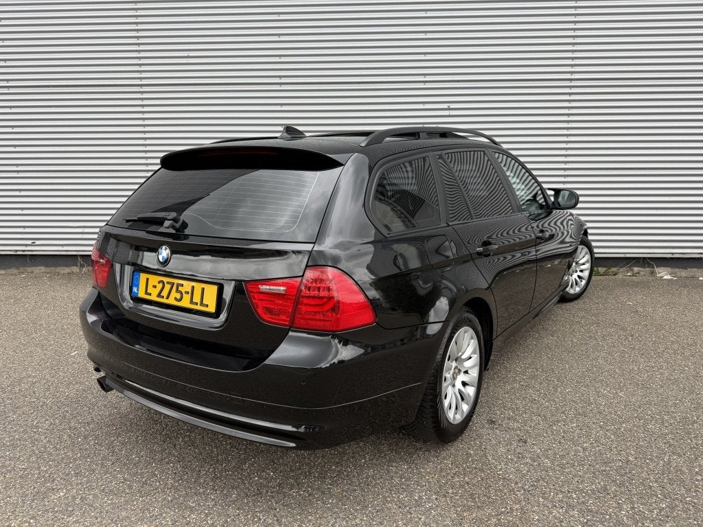 BMW 3 Serie Touring 318i High Executive Pano Leer Cruise Air, Auto's, BMW, Euro 5, Zwart, Leder, Handgeschakeld